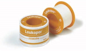 CEROTTO ADESIVO IPOALLERGENICO LEUKOPOR. SUPPORTO: TESSUTO NON TESSUTO BIANCO DI POLIESTERE E VISCOSA ADESIVO POLIACRILICO SENZA RESINE E GOMME NATURALI. 5X5CM MUTABILE - Farmacianuova.eu